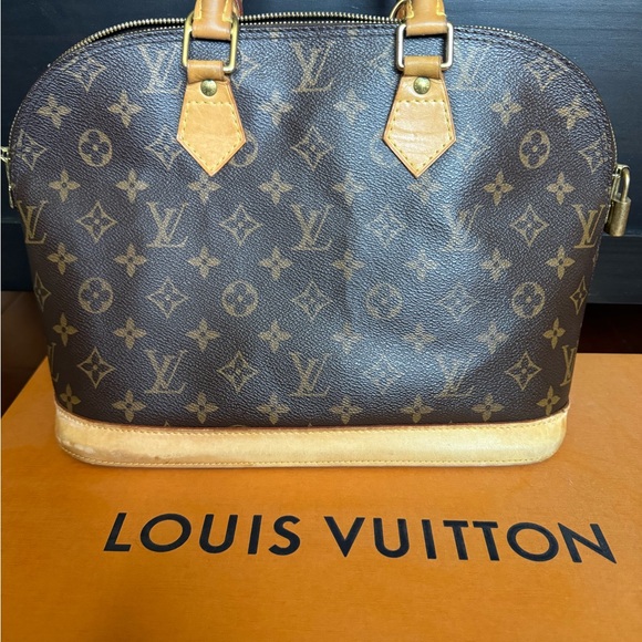 Absolutely gorgeous and classy Louis Vuitton Alma bag. - Picture 4 of 7